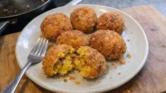 余ったおからの煮物で、かぼちゃとベーコンのコロッケに。味つけほぼいらずの簡単リメイク